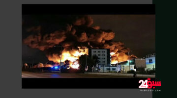شاهد “حريق جدة المأسوي”.. النار إلتهمت المصنع والسيارات التي كانت بجانبه
